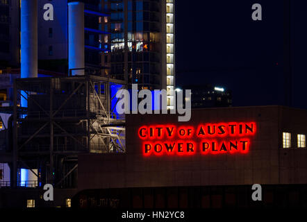 Das Kraftwerk der Stadt Austin fotografiert nachts mit einigen schönen roten und blauen Farben. Stockfoto