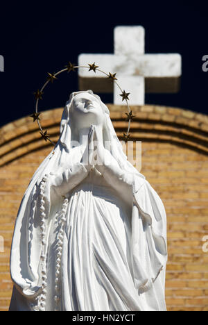 Statue der Jungfrau Maria in der Basilika von San Albino in Mesilla Village, New Mexico. Stockfoto