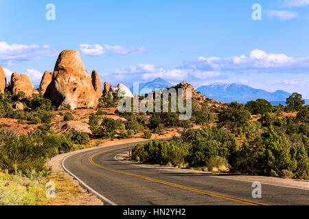 Eine schöne Landschaft Blick auf Straße mit Schluchten im Arches-Nationalpark, Utah, USA Stockfoto