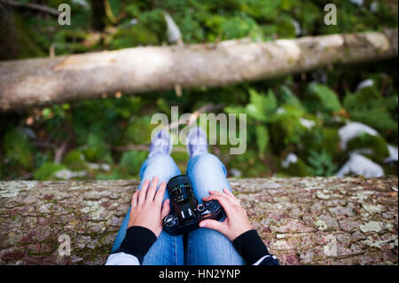 Frau mit einer analogen Kamera auf dem Schoß Stockfoto