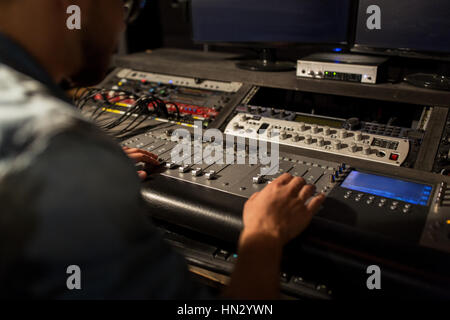 Mann mit Mischpult in Musik-Tonstudio Stockfoto