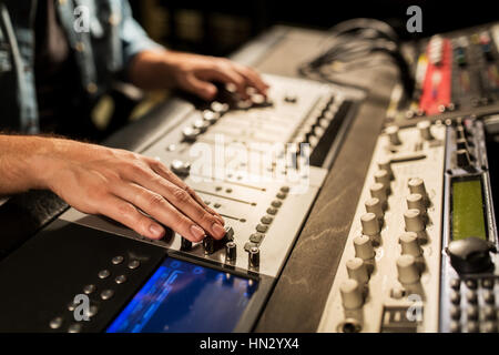 Mann mit Mischpult in Musik-Tonstudio Stockfoto