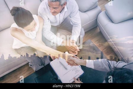 Geschäftsfrau Händedruck mit einem Geschäftsmann auf Sofa im Büro zu tun Stockfoto