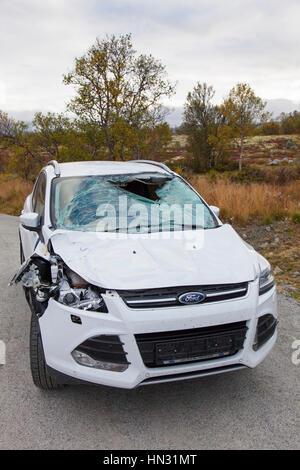 Autowrack nach Kollision mit Elch (Alces Alces) unterwegs in Skandinavien Stockfoto