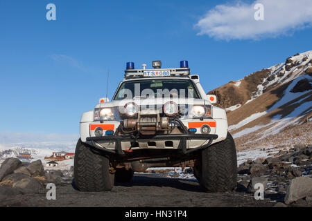 Allrad-Antrieb Nissan Patrol SUV von der Lögreglan / Isländisch Polizei im Winter, Vik, Island Stockfoto