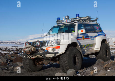 Allrad-Antrieb Nissan Patrol SUV von der Lögreglan / Isländisch Polizei im Winter, Vik, Island Stockfoto