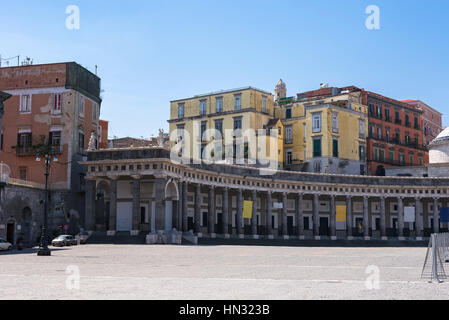 Bunte Gebäude an der Piazza del Plebiscito in Neapel, Italien Stockfoto