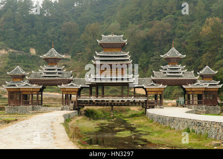 Zhaoxing - ist wunderschön Dong-Dorf mit traditionellen Holzbauten, mehrere Wind-Regen-Brücken und bemerkenswerte Drum Towers, China verpackt. Guizho Stockfoto