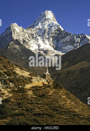 Ama Dablam Berg- und buddhistische Stupa vertikale Landschaft Blick auf Wandern und Trekking Trail zum Everest Base Camp in Nepal Himalaya Stockfoto