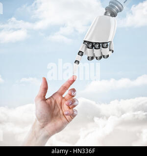 Hand des Menschen, die vorgeben, eine unsichtbare Touchscreen gegen Himmel Stockfoto