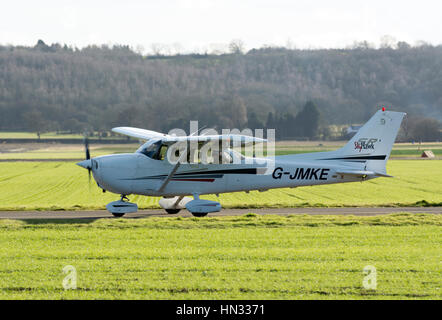 172S Cessna Skyhawk Rollen Wellesbourne Airfield, Warwickshire, UK (G-JMKE) Stockfoto