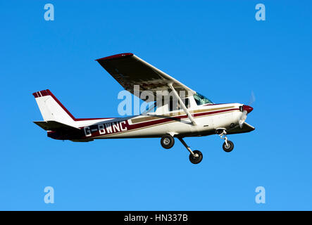 Cessna 152 nähert sich Wellesbourne Flugplatz, Warwickshire, UK (G-BWNC) Stockfoto