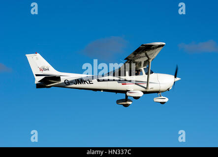 172S Cessna Skyhawk nähert sich Wellesbourne Flugplatz, Warwickshire, UK (G-JMKE) Stockfoto