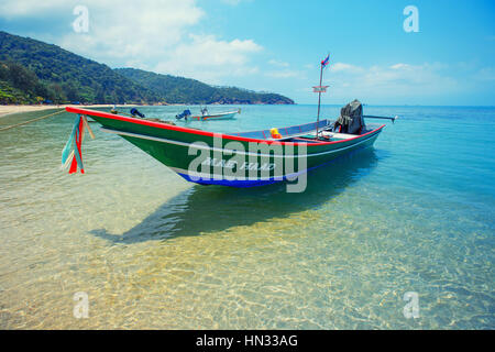 Koh Ma Strand mit Boot zur Insel Koh Phangan, Thailand Stockfoto