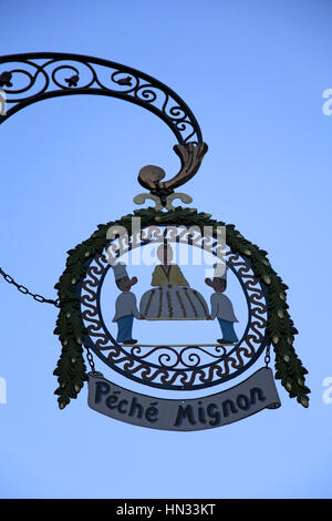 Gros plan d'enseigne Typique Dans le Centre du Village. Kaysersberg.  F 68 Stockfoto