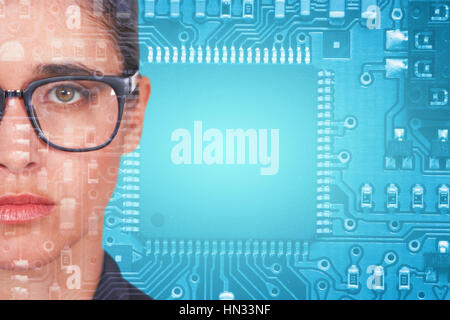 Frau mit Brille gegen blaue elektronische Schaltung Stockfoto