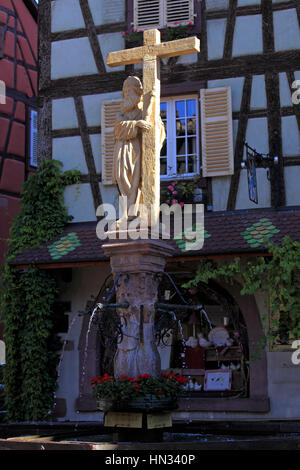 Fontaine de l' Empereur Constantin, Place Jean Ittel.  Kaysersberg.  F 68 Stockfoto