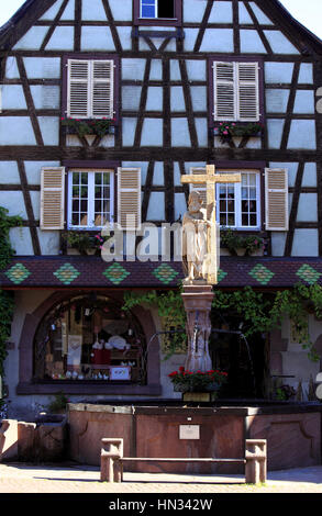Fontaine de l' Empereur Constantin, Place Jean Ittel.  Kaysersberg.  F 68 Stockfoto