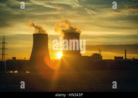 Auch. AKW Temelin in der Tschechischen Republik. Dämmerung Landschaft mit großen Schornsteinen. Dampfschwaden Entgleisung aus einem Kernkraftwerk Tower. Stockfoto