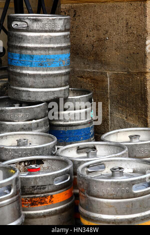 Alu Bier real Ale, Lager Fässer (Fässer) gestapelt auf dem Bürgersteig in der Stadt von Leeds Großbritannien nach einer Brauerei-Lieferung in einer Kneipe Stockfoto