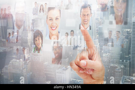 Nahaufnahme eines Mannes ein Profilbild auf dem digitalen Bildschirm auswählen Stockfoto