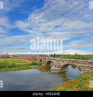 La Puente del Passo Honroso am Hospital de Órbigo - The Bridge of Honorable Schritt auf dem Camino de Santiago de Compestello in der spanischen Provinz Stockfoto