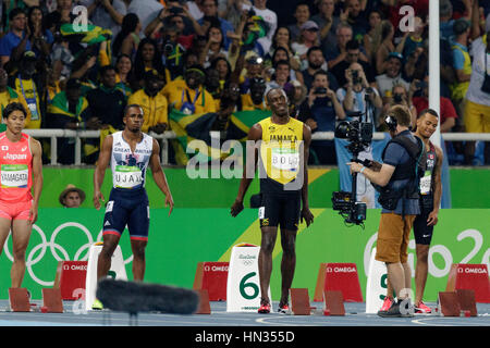 Usain Bolt (JAM) im Wettbewerb der Männer 100m-Halbfinale bei den Olympischen Sommerspielen 2016. © Paul J. Sutton/PCN-Fotografie. Stockfoto