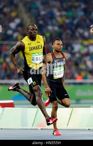 Usain Bolt (JAM) im Wettbewerb der Männer 100m-Halbfinale bei den Olympischen Sommerspielen 2016. © Paul J. Sutton/PCN-Fotografie. Stockfoto