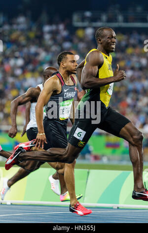 Usain Bolt (JAM) im Wettbewerb der Männer 100m-Halbfinale bei den Olympischen Sommerspielen 2016. © Paul J. Sutton/PCN-Fotografie. Stockfoto