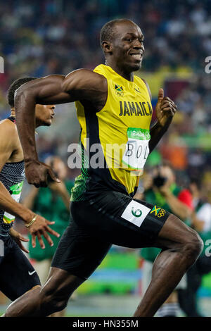 Usain Bolt (JAM) im Wettbewerb der Männer 100m-Halbfinale bei den Olympischen Sommerspielen 2016. © Paul J. Sutton/PCN-Fotografie. Stockfoto