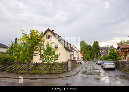 Füssen, Deutschland - 4. Juni 2016: Blick auf die schöne Straße in Füssen, südwestlichen Bayern, Deutschland Stockfoto