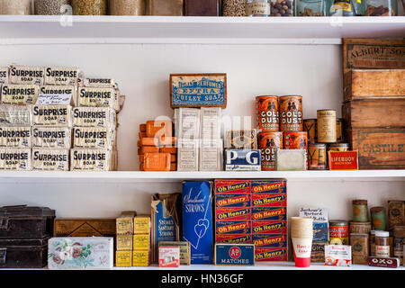 Vintage Ware in Regalen in Barbours Gemischtwarenladen, das fungiert als Speicher Museum in Saint John, New Brunswick, Kanada Stockfoto