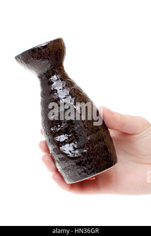 Hand, die japanischen Sake-Flasche isoliert auf weißem Hintergrund Stockfoto