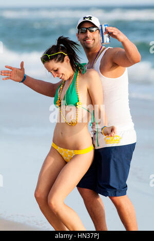 Paare tanzen während Spring Break in Panama City Beach, Florida. Stockfoto