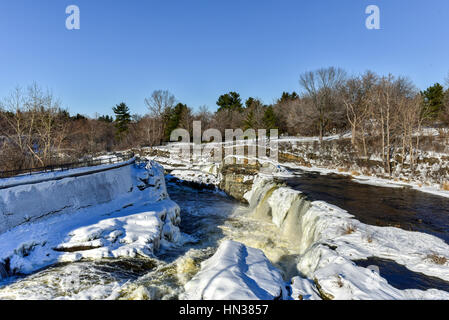 Hog Rücken fällt befindet sich auf dem Rideau River im Hog Rücken Park in Ottawa, Ontario Kanada im Winter zugefroren. Stockfoto