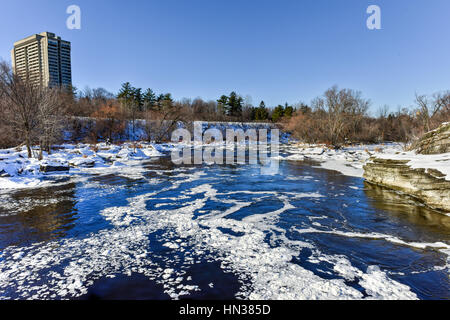 Hog Rücken fällt befindet sich auf dem Rideau River im Hog Rücken Park in Ottawa, Ontario Kanada im Winter zugefroren. Stockfoto