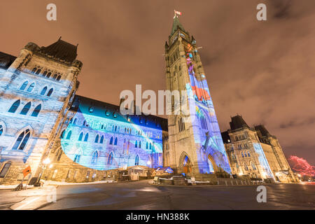 Winter Urlaub Lightshow projiziert in der Nacht auf dem kanadischen Parlament anlässlich der 150. Jahrestag von Kanada in Ottawa, Kanada. Stockfoto