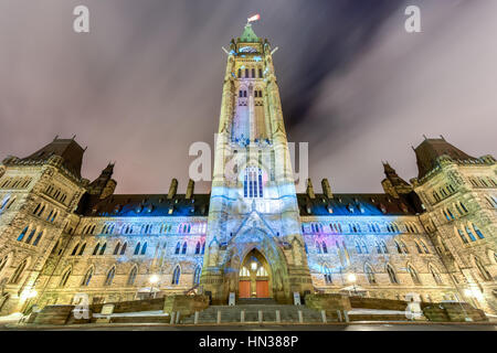 Winter-Urlaub-Licht-Show in der Nacht auf dem kanadischen Parlament anlässlich der 150. Jahrestag der Confederation of Canada in Otta projiziert Stockfoto