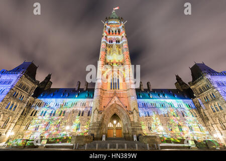 Winter-Urlaub-Licht-Show in der Nacht auf dem kanadischen Parlament anlässlich der 150. Jahrestag der Confederation of Canada in Otta projiziert Stockfoto