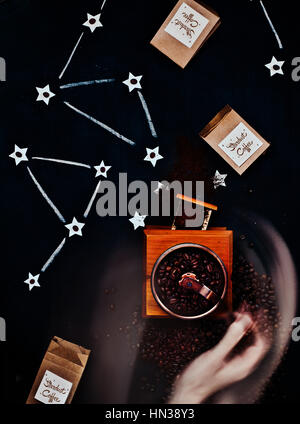 Kaffeemühle mit Konstellationen aus Kaffeebohnen hergestellt Stockfoto