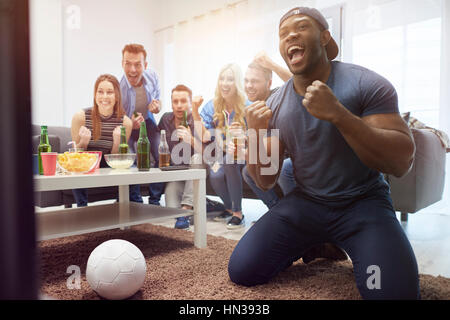 Fans des Fußballs im Wohnzimmer Stockfoto