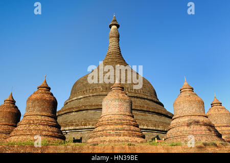 Myanmar (Burma), Mrauk U Tempel. Ratanabon Paya (Stupa) - diese massiven Stupa ist umringt von 24 kleineren Stupas. Es wurde offenbar durch Königin Shin Ht gebaut. Stockfoto