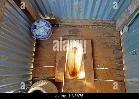 Alte WC in der Natur Zuhause Stockfoto