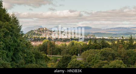 Stirling Landschaft Stirling Castle und die Stadt Stirling Landschaft gesehen von Bannockburn mit Windpark in Entfernung - Stirling, Schottland, Großbritannien Stockfoto