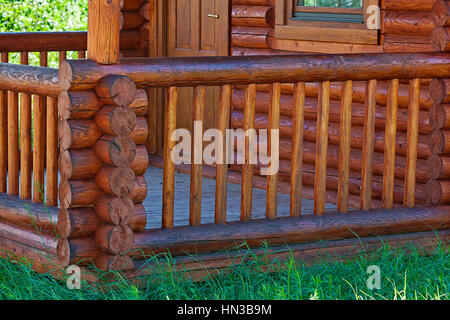 Holzveranda vor dem Holzhaus Stockfoto
