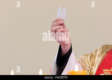 Priester zu feiern, eine Messe und der Heiligen Kommunion in der Kirche Stockfoto