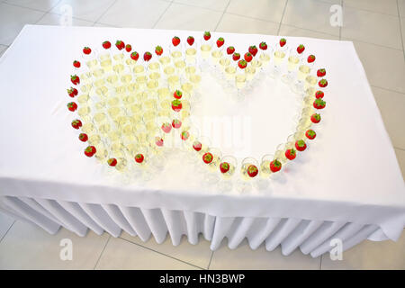 Gläsern Champagner in Form von Herzen auf Hochzeitsfeier Stockfoto