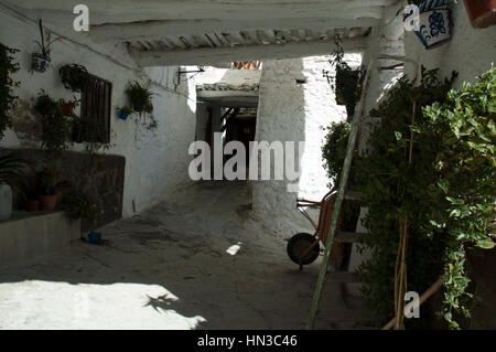 Blick auf typische weiße Straße der Alpujarras Dörfer. Granada, Andalusien, Spanien Stockfoto