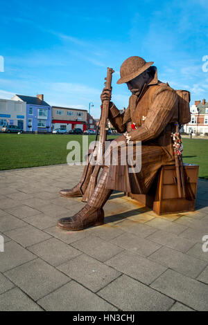 Elf ' o ' ein eine groß angelegte Stahl-Skulptur eines Tommy ersten Weltkrieg Soldaten des Bildhauers Ray Lonsdale bei Seaham County Durham Stockfoto