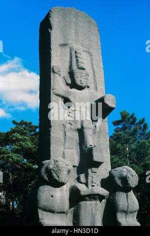 Fassilar oder Fasillar Hittite Denkmal (c13th BC) in der Nähe von Beysehir Türkei. Die Basalt-Denkmal stellt den hethitischen Sturm Gott Baal, flankiert von zwei Löwen. (Reproduktion auf Anzeige im Museum für Anatolische Zivilisationen Ankara-Türkei). Stockfoto